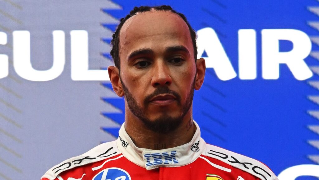 ‘Ik zei dat het nat was’: Lewis Hamilton woedend op Ferrari