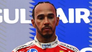 ‘Ik zei dat het nat was’: Lewis Hamilton woedend op Ferrari