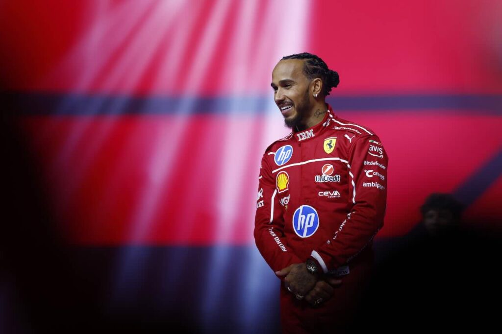 Lewis Hamilton haalt de lachers op zijn hand met advies aan Antonelli