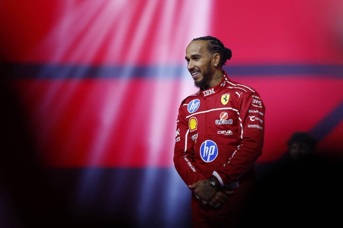 Lewis Hamilton haalt de lachers op zijn hand met advies aan Antonelli