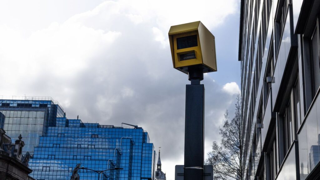 Duitse flitspaal kijkt nu ook achterom: 321 procent meer boetes