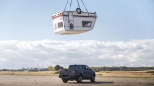 Toyota herhaalt legendarische Top Gear-test en gooit caravan op een pickup