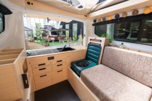 Nederlandse camperbouwer maakt van Volkswagen-bus een camper voor zeven personen